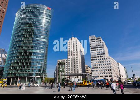 Berlin, Allemagne - 20 avril 2019 - vue sur la place Potsdamer Platz, un point de circulation important et un point touristique de Berlin, avec le bureau Banque D'Images