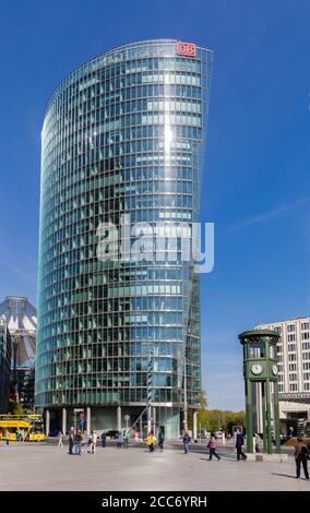 Berlin, Allemagne - 20 avril 2019 - vue sur le bâtiment de bureau du siège de la compagnie de chemin de fer allemande (Deutsche Bahn AG), la tour de Bahntower aux pots Banque D'Images