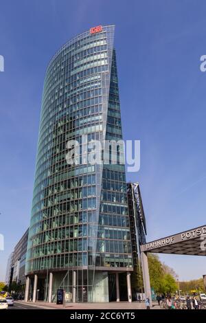 Berlin, Allemagne - 20 avril 2019 - vue sur le bâtiment de bureau du siège de la compagnie de chemin de fer allemande (Deutsche Bahn AG), la tour de Bahntower aux pots Banque D'Images