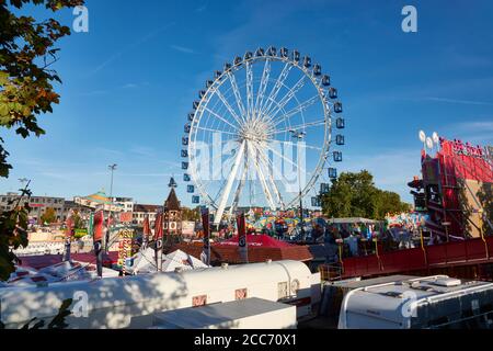 Stuttgart Bad Canstatt, Allemagne - 11 octobre 2019 : festival folklorique à Canstatter Wasen, grande roue et la flotte du showman Banque D'Images