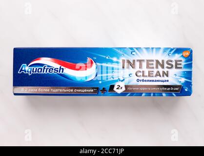 GOMEL, BÉLARUS - 19 AOÛT 2020: Dentifrice Aquafresh intense propre. Banque D'Images