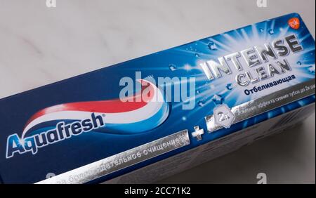 GOMEL, BÉLARUS - 19 AOÛT 2020: Dentifrice Aquafresh intense propre. Banque D'Images