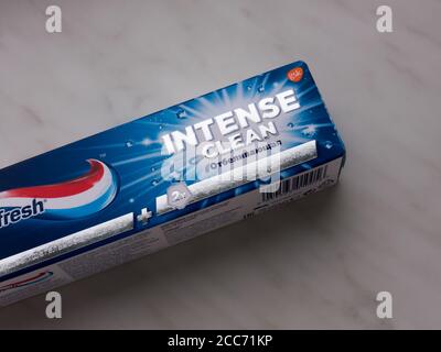 GOMEL, BÉLARUS - 19 AOÛT 2020: Dentifrice Aquafresh intense propre. Banque D'Images