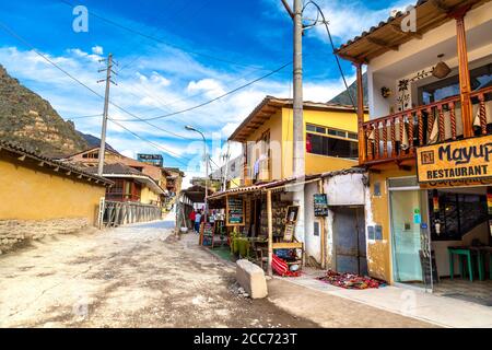 Une rue avec des boutiques et des restaurants à Ollantaytambo, Vallée Sacrée, Pérou Banque D'Images