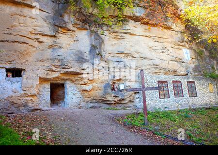 Cellule ermit dans la falaise . Monastère Rupestra de Saharna en Moldavie Banque D'Images