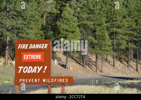 Prévenir les incendies de forêt, signe de danger d'incendie dans la forêt nationale de Kaibab, Arizona Banque D'Images