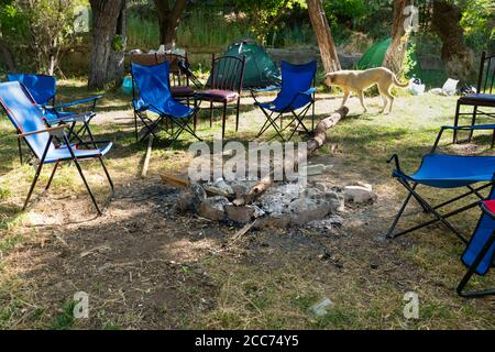 Vue du matin sur la litière laissée après un feu de camp la nuit dans un camping Banque D'Images