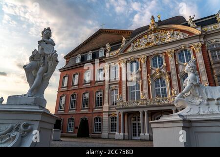 Palais du Kurürstliches, dans le centre-ville de Trèves, Rhénanie-Palatinat, Allemagne Banque D'Images