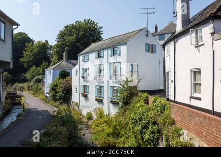 Pittoresques bâtiments à volets dans Riverside Walk à Lyme Regis, une station balnéaire populaire sur la côte jurassique à Dorset, au sud-ouest de l'Angleterre Banque D'Images