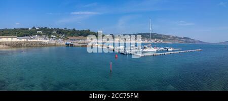 Vue panoramique depuis la Cobb de la côte et Lyme Regis, une station balnéaire populaire sur la côte jurassique à Dorset, au sud-ouest de l'Angleterre Banque D'Images