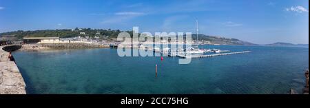 Vue panoramique depuis la Cobb de la côte et Lyme Regis, une station balnéaire populaire sur la côte jurassique à Dorset, au sud-ouest de l'Angleterre Banque D'Images