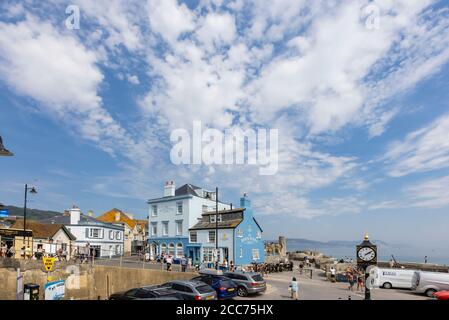 Le Rock point Inn et l'horloge de ville sur le front de mer à Lyme Regis, une station balnéaire populaire de la côte jurassique à Dorset, SW Angleterre Banque D'Images