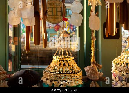 Intérieur de la fenêtre de magasin sur Huntington Beach Pier vendre des carillons de vent de coquillages et de la maison côtière décor. Banque D'Images