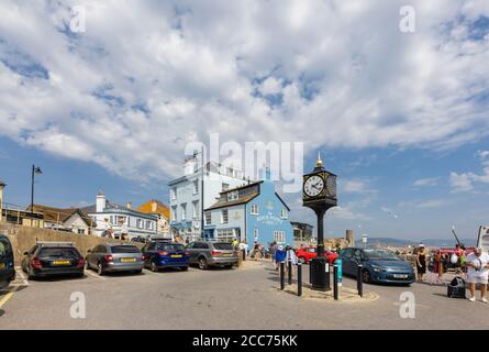 Le Rock point Inn et l'horloge de ville sur le front de mer à Lyme Regis, une station balnéaire populaire de la côte jurassique à Dorset, SW Angleterre Banque D'Images