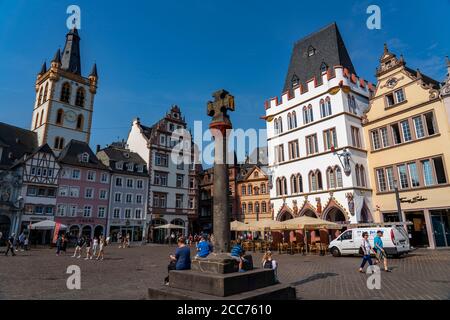 Maisons, gratte-ciel au marché principal dans le centre-ville de Trèves, Rhénanie-Palatinat, Allemagne Banque D'Images