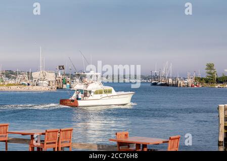 Bateau de pêche privé entrant dans les quais de Montauk, NY Banque D'Images