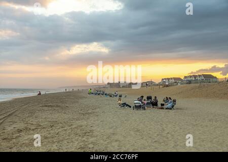 Des groupes de personnes aux feux de joie à Montauk, NY Banque D'Images