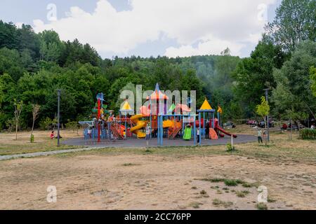 Ankara/Turquie-août 09 2020 : de nombreux enfants jouent dans une aire de jeux colorée avec des arbres en arrière-plan Banque D'Images