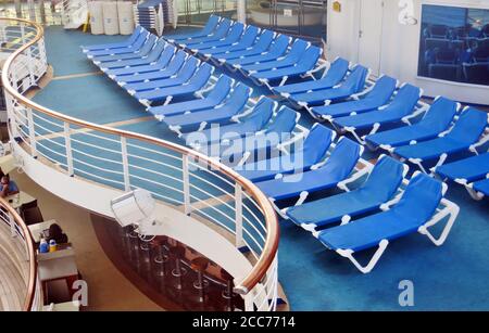 Des chaises vides sur un bateau de croisière Banque D'Images