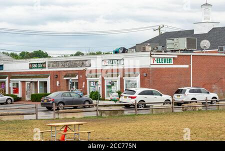 Magasins, tels que 7-11 et Sing City dans le bâtiment West Water Street à Sag Harbor, NY Banque D'Images