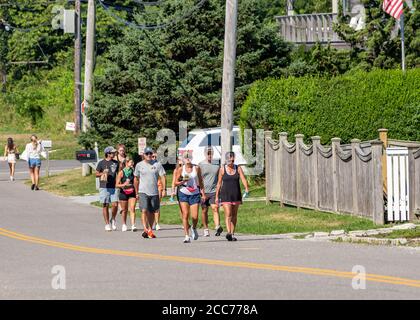 Groupe de personnes marchant à Montauk un matin d'été. Banque D'Images