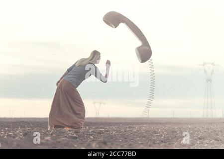 image conceptuelle de violation de la vie privée , femme à l'écoute des appels téléphoniques des autres Banque D'Images