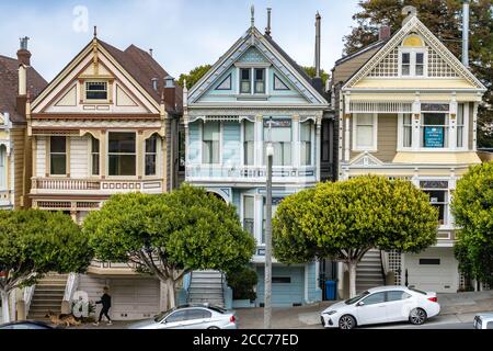 Painted Ladies à San Francisco, CA, rangée historique de maisons victoriennes peintes en couleurs en 3 couleurs ou plus pour améliorer les détails architecturaux Banque D'Images