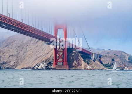 Le brouillard obscurcit le Golden Gate Bridge vu depuis la baie de San Francisco à San Francisco, Californie Banque D'Images