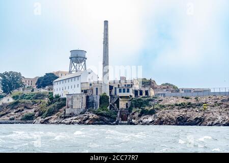 L'île d'Alcatraz, qui abritait autrefois une prison de haute sécurité, est aujourd'hui un monument historique national ouvert pour les visites à San Francisco, Californie Banque D'Images