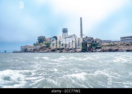 L'île d'Alcatraz, qui abritait autrefois une prison de haute sécurité, est aujourd'hui un monument historique national ouvert pour les visites à San Francisco, Californie Banque D'Images
