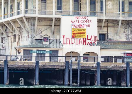 L'île d'Alcatraz, qui abritait autrefois une prison de haute sécurité, est aujourd'hui un monument historique national ouvert pour les visites à San Francisco, Californie Banque D'Images