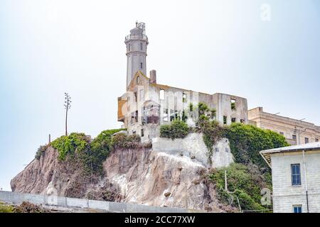 L'île d'Alcatraz, qui abritait autrefois une prison de haute sécurité, est aujourd'hui un monument historique national ouvert pour les visites à San Francisco, Californie Banque D'Images