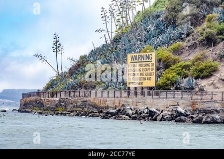 L'île d'Alcatraz, qui abritait autrefois une prison de haute sécurité, est aujourd'hui un monument historique national ouvert pour les visites à San Francisco, Californie Banque D'Images