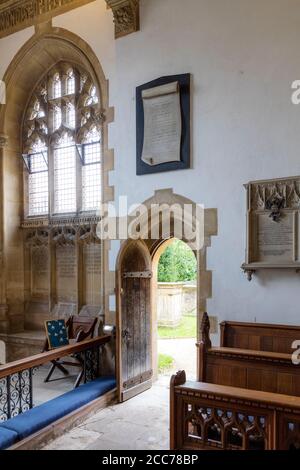 Porte latérale et détail de pare-brise - intérieur de l'église St Cyriacs, Lacock, Wiltshire, Angleterre, Royaume-Uni Banque D'Images