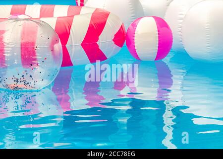 ballons de plage flottant dans une piscine Banque D'Images