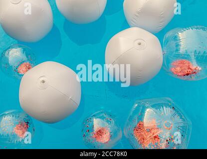 ballons de plage flottant dans une piscine Banque D'Images