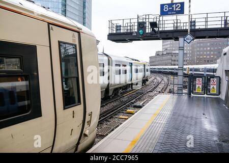 Londres, Royaume-Uni - 01 février 2019 : plate-forme vide à la gare de London Bridge, plusieurs trains sur des voies ferrées, hauts bâtiments arrière-plan pendant Banque D'Images