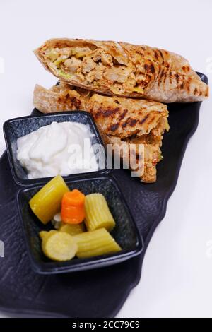 nourriture arabe poulet shawarma avec sauce à l'ail et cornichon Banque D'Images