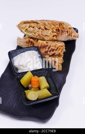 shawarma de poulet arabe avec sauce à l'ail et cornichon Banque D'Images