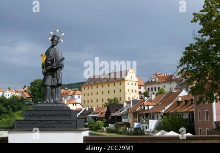 Vue sur la statue et une partie de la vieille ville de Cesky Krumlov Banque D'Images