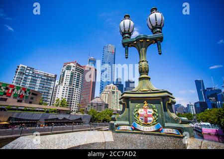 Les réverbères en fonte décoratives sur le pont historique Princes Bridge avec la ligne d'horizon de Southbank en arrière-plan, Melbourne, Victoria, Australie Banque D'Images