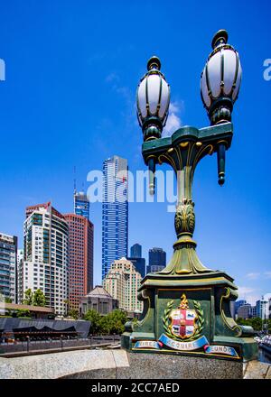 Les réverbères en fonte décoratives sur le pont historique Princes Bridge avec la ligne d'horizon de Southbank en arrière-plan, Melbourne, Victoria, Australie Banque D'Images