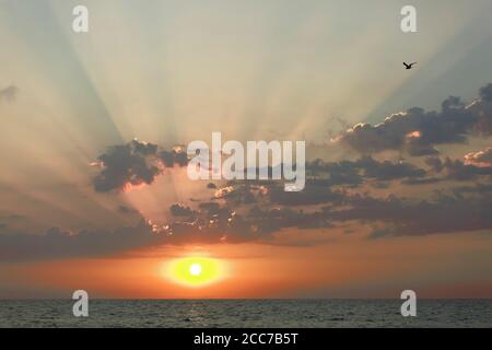 Lever du soleil à Cabo Cervera à Torrevieja, province d'Alicante en Espagne. Prise de vue horizontale avec espace pour le texte. Banque D'Images
