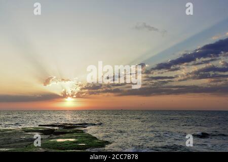 Lever du soleil à Cabo Cervera à Torrevieja, province d'Alicante en Espagne. Prise de vue horizontale avec espace pour le texte. Banque D'Images