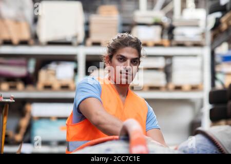 un jeune homme travaillant dans un magasin Banque D'Images