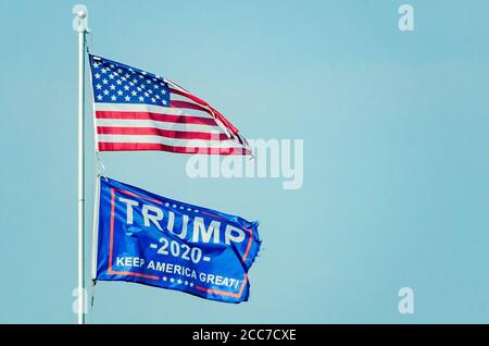 Un drapeau américain et un drapeau Trump 2020 volent sur un poteau, le 17 août 2020, à Coden, Alabama. Le drapeau indique un soutien au président américain Donald Trump. Banque D'Images