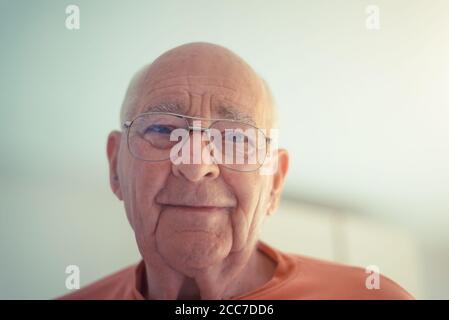 Portrait d'un homme âgé âgé en chemise orange dans la nature léger Banque D'Images