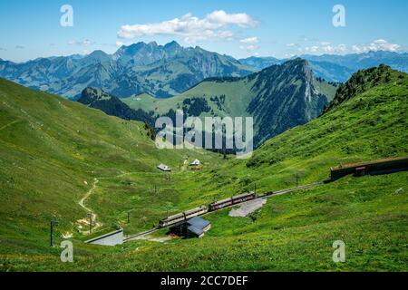 Rochers de Naye Suisse , 5 juillet 2020 : massif des rochers-de-Naye avec train à crémaillère ascendant de Montreux en Suisse Banque D'Images