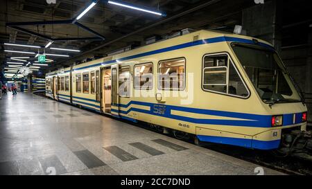 Locarno Suisse , 2 juillet 2020 : Station de métro FART de Locarno avec le train panoramique SSIF Centovalli express transfrontalier entre Locarno Banque D'Images