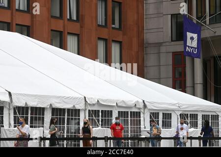 New York, États-Unis. 19 août 2020. Les étudiants de l'Université de New York (NYU), qui ont décidé de suivre l'apprentissage en personne, s'alignent à l'extérieur d'une tente blanche pour passer un test COVID-19, avant les cours qui doivent commencer début septembre, New York, NY, le 19 août 2020. Avec un taux d'infection inférieur à 1% et des règles de distanciation sociale en place, New York a atteint le point de référence pour la réouverture, ce qu'elle a fait par phases. (Anthony Behar/Sipa USA) crédit: SIPA USA/Alay Live News Banque D'Images